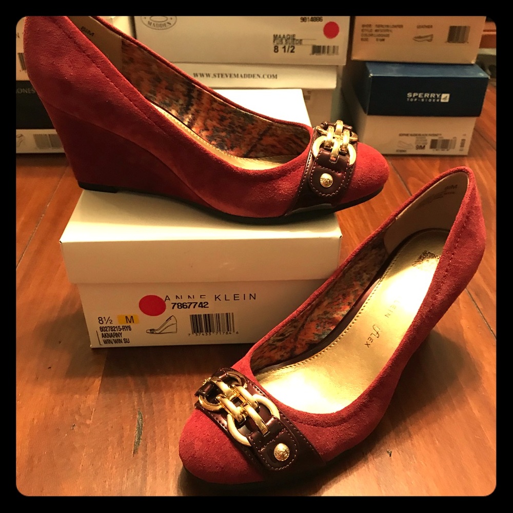 🍁Wine colored Suede Wedge 🍁 - size 8.5